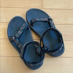 Teva size 7 women’s sandals multicolor